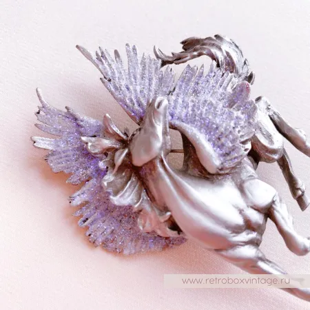 JJ / JONET JEWELRY Брошь «Крылатый пегас: лавандовый серебро»