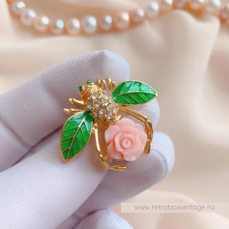 JOAN RIVERS Брошь «Пчелка-гардения»