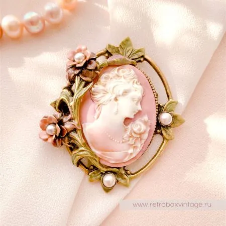 SWEET ROMANCE Брошь "Камея в цветах"