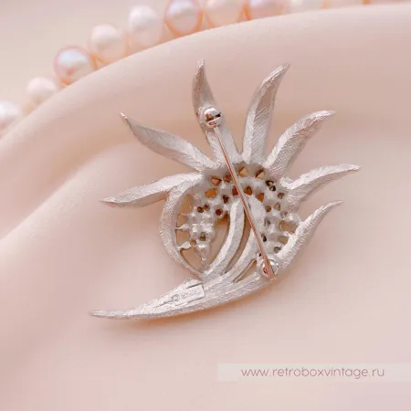 TRIFARI Брошь «Жемчужный завиток»