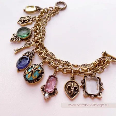 SWEET ROMANCE Браслет «Пять богинь с инталиями и шармами: зеленая»