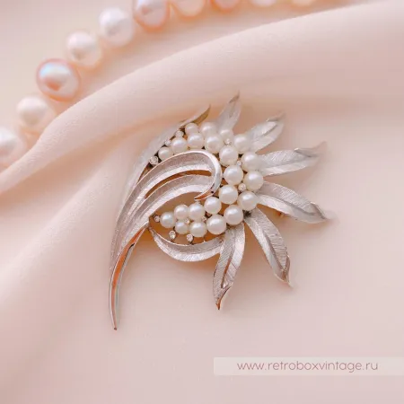 TRIFARI Брошь «Жемчужный завиток»