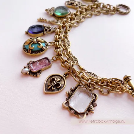 SWEET ROMANCE Браслет «Пять богинь с инталиями и шармами: зеленая»