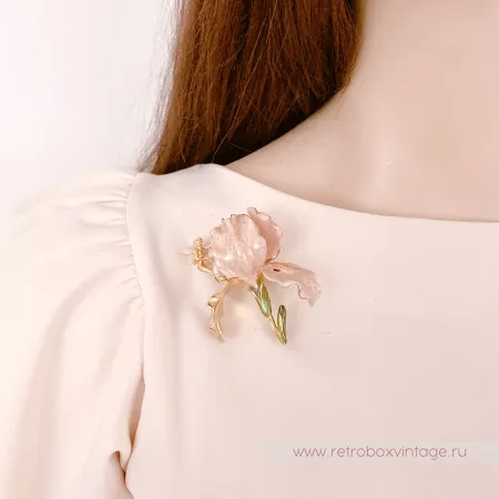 KIRKS FOLLY Брошь «Пудровый ирис с феей»