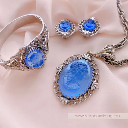 WHITING AND DAVIS Комплект «Голубые камеи» ожерелье и клипсы