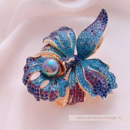 JOAN RIVERS Брошь «Синяя орхидея с жемчужиной»