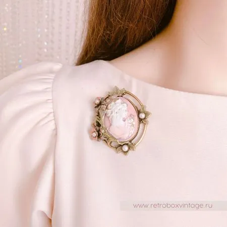 SWEET ROMANCE Брошь "Камея в цветах"