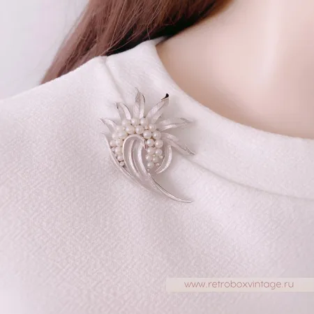 TRIFARI Брошь «Жемчужный завиток»