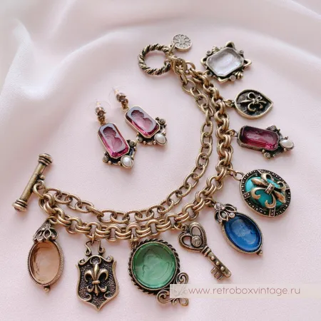 SWEET ROMANCE Браслет «Пять богинь с инталиями и шармами: зеленая»