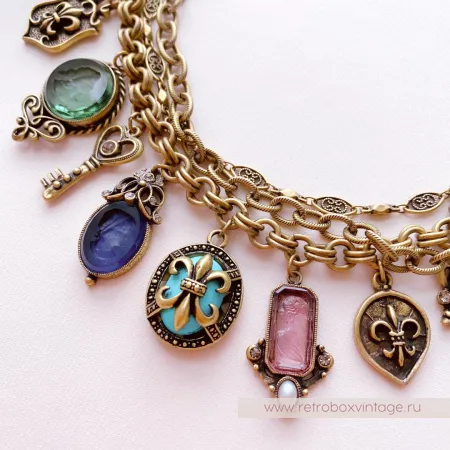 SWEET ROMANCE Браслет «Пять богинь с инталиями и шармами: зеленая»