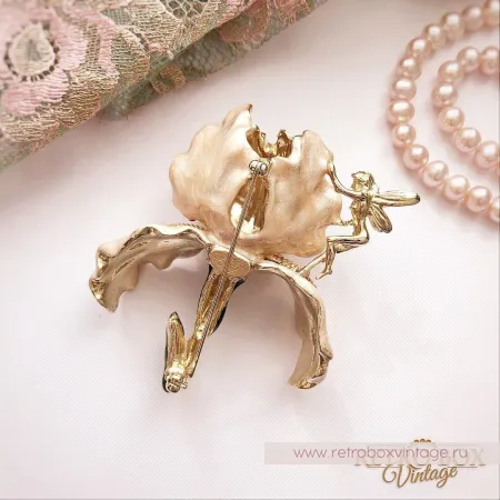 KIRKS FOLLY Брошь «Пудровый ирис с феей»