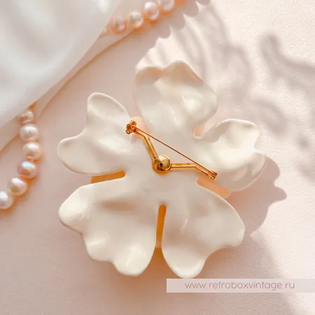 ST. JOHN Брошь «Нежная камелия»