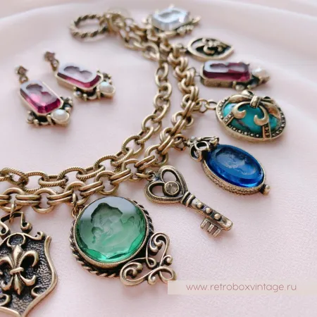 SWEET ROMANCE Браслет «Пять богинь с инталиями и шармами: зеленая»