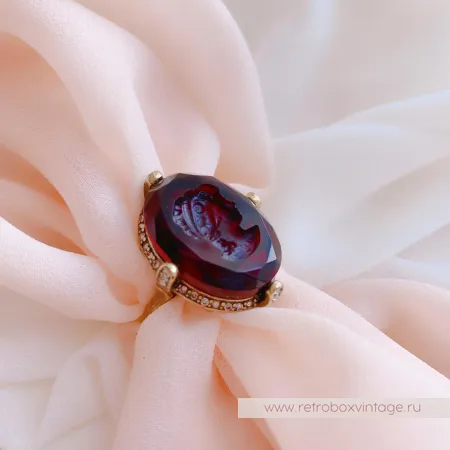 SWEET ROMANCE Кольцо «Богиня: гранат с инталией»