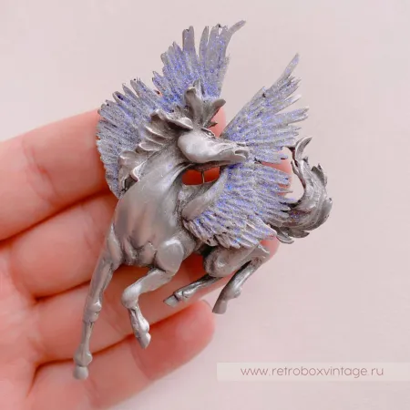 JJ / JONET JEWELRY Брошь «Крылатый пегас: лавандовый серебро»
