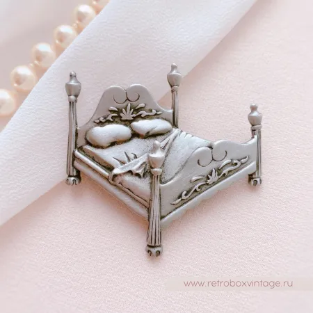 JJ / JONET JEWELRY Брошь "Ложе для двоих" кровать