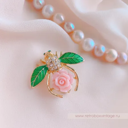 JOAN RIVERS Брошь «Пчелка-гардения»