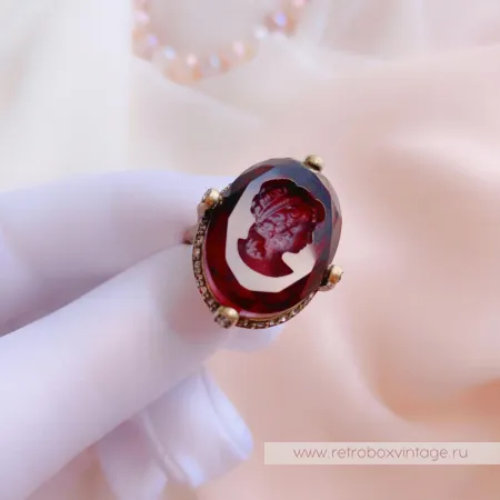 SWEET ROMANCE Кольцо «Богиня: гранат с инталией»