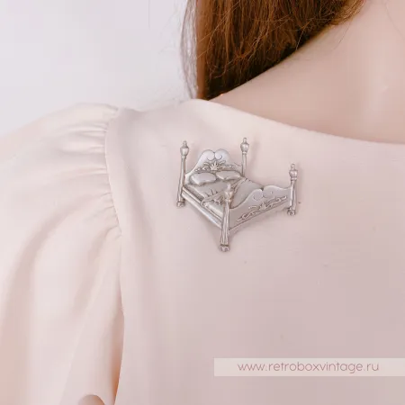 JJ / JONET JEWELRY Брошь "Ложе для двоих" кровать