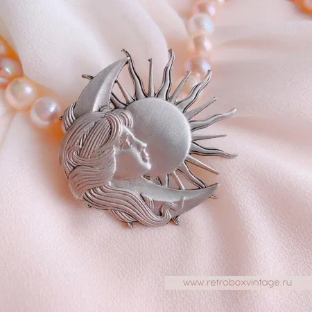 JJ / JONET JEWELRY Брошь «Девушка луна и солнце»