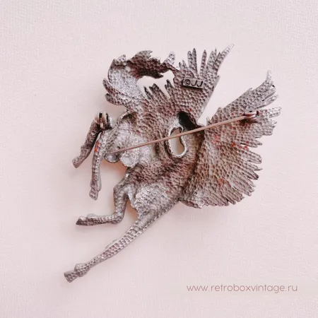 JJ / JONET JEWELRY Брошь «Крылатый пегас: лавандовый серебро»