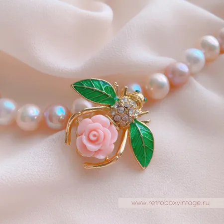 JOAN RIVERS Брошь «Пчелка-гардения»