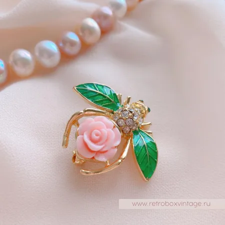 JOAN RIVERS Брошь «Пчелка-гардения»