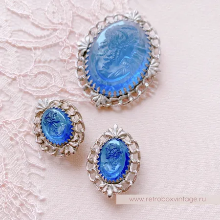 WHITING AND DAVIS Комплект «Секрет Афродиты: голубые камеи» брошь и клипсы