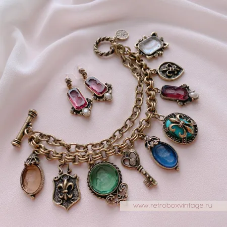 SWEET ROMANCE Браслет «Пять богинь с инталиями и шармами: зеленая»