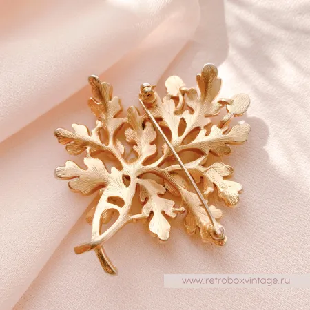 TRIFARI Брошь «Дубовая веточка с желудями: золото»