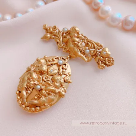 ASKEW LONDON Брошь-локет «Ангелочки»