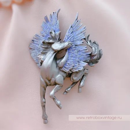 JJ / JONET JEWELRY Брошь «Крылатый пегас: лавандовый серебро»