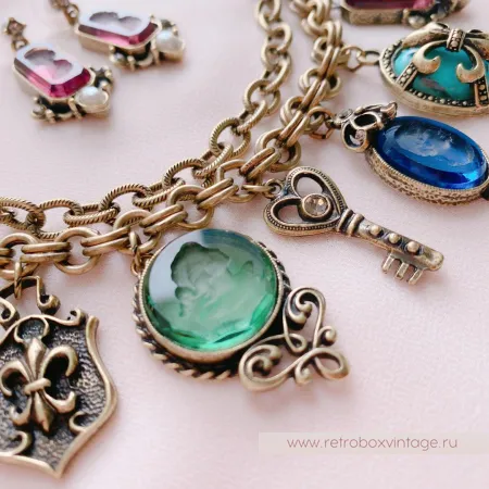 SWEET ROMANCE Браслет «Пять богинь с инталиями и шармами: зеленая»