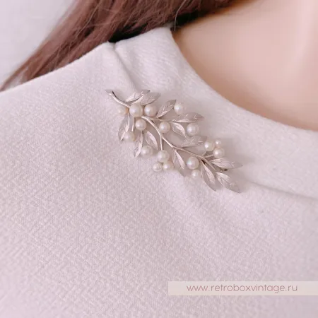 TRIFARI Брошь «Жемчужная веточка в серебре»