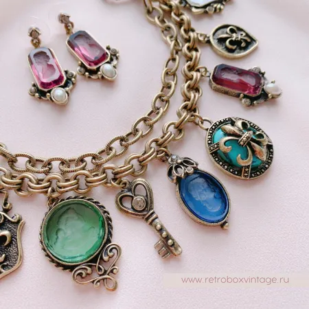 SWEET ROMANCE Браслет «Пять богинь с инталиями и шармами: зеленая»