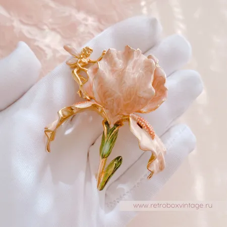 KIRKS FOLLY Брошь «Пудровый ирис с феей»