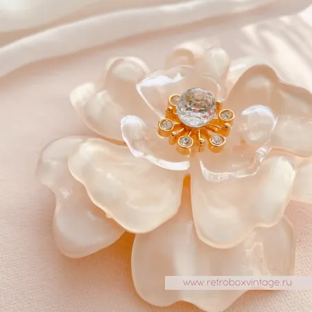 ST. JOHN Брошь «Нежная камелия»