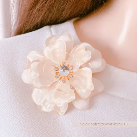 ST. JOHN Брошь «Нежная камелия»