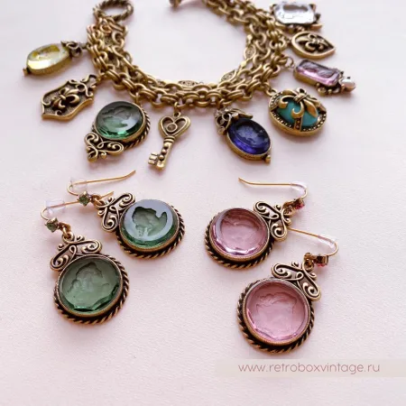 SWEET ROMANCE Браслет «Пять богинь с инталиями и шармами: зеленая»