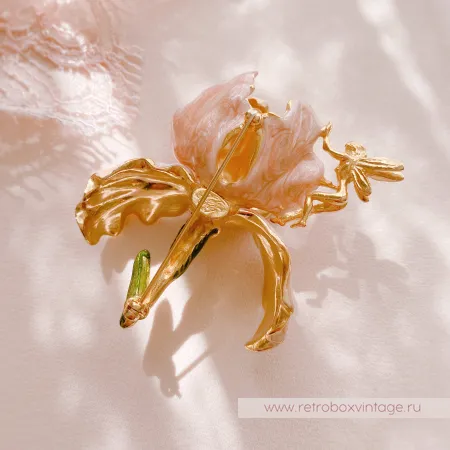 KIRKS FOLLY Брошь «Пудровый ирис с феей»