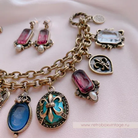 SWEET ROMANCE Браслет «Пять богинь с инталиями и шармами: зеленая»