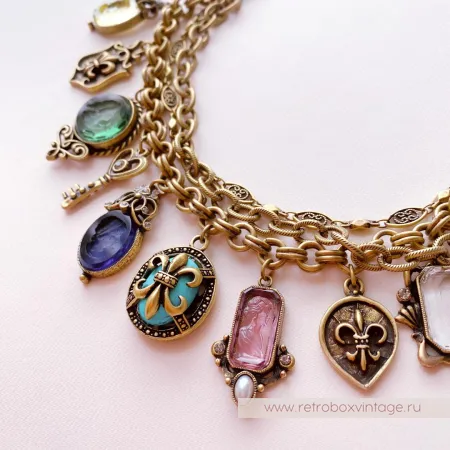 SWEET ROMANCE Браслет «Пять богинь с инталиями и шармами: зеленая»