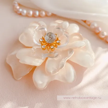 ST. JOHN Брошь «Нежная камелия»