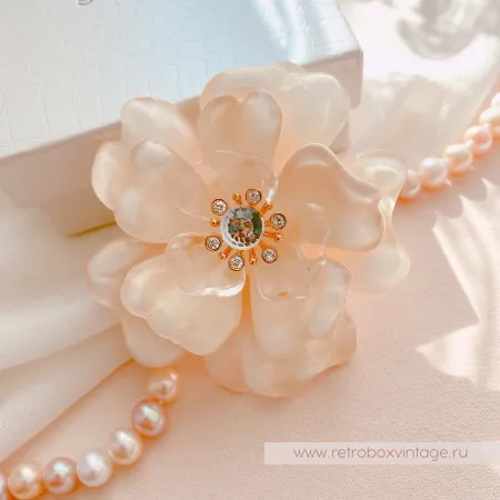 ST. JOHN Брошь «Нежная камелия»
