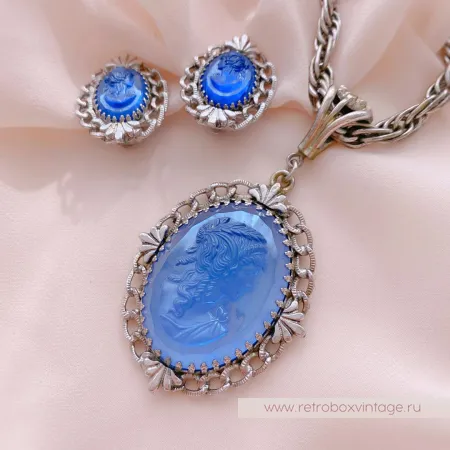 WHITING AND DAVIS Комплект «Голубые камеи» ожерелье и клипсы