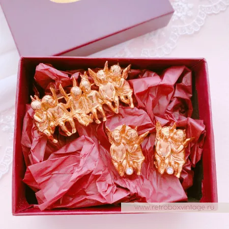 Брошь продаётся отдельно - 