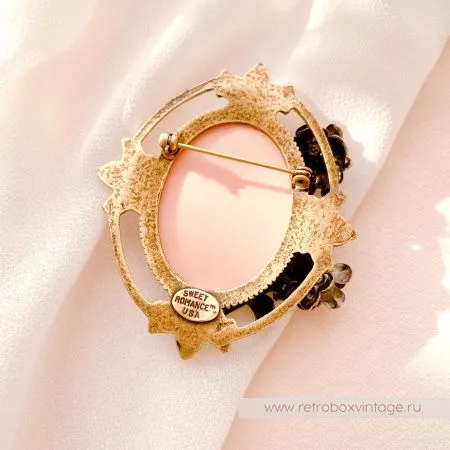 SWEET ROMANCE Брошь "Камея в цветах"