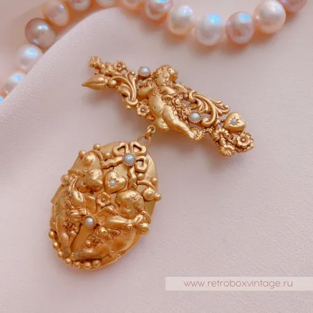 ASKEW LONDON Брошь-локет «Ангелочки»