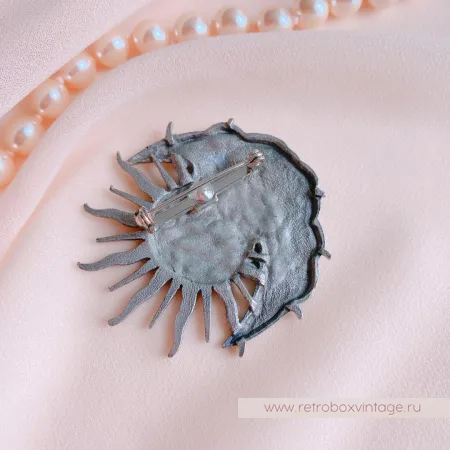 JJ / JONET JEWELRY Брошь «Девушка луна и солнце»