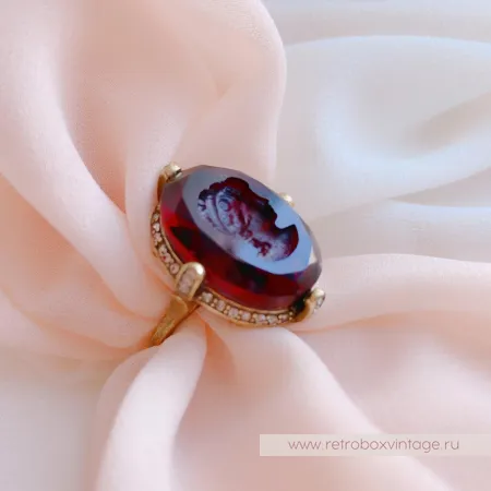 SWEET ROMANCE Кольцо «Богиня: гранат с инталией»